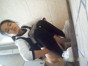 外站最新流出作品-某高校公共女廁拍攝 极清纯的小美女露臉高清