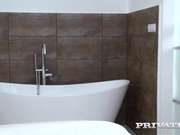 两个欲火焚身熟女享受3P的乐趣