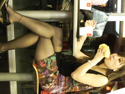 麦当劳里吃着汉堡的一极品黑丝长发美眉，看的老夫都“饿”了