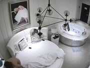 貌似中年包工头约性感漂亮的美女小蜜酒店开房,应该是好久没操了,美女澡还没洗就被抱到床上干,洗澡时又继续操!