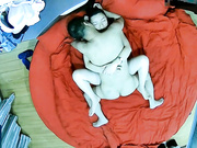 酒店情趣大红床上帝视角近距离偷窥土豪金小哥和白嫩美女做爱潮吹妹子表情销魂