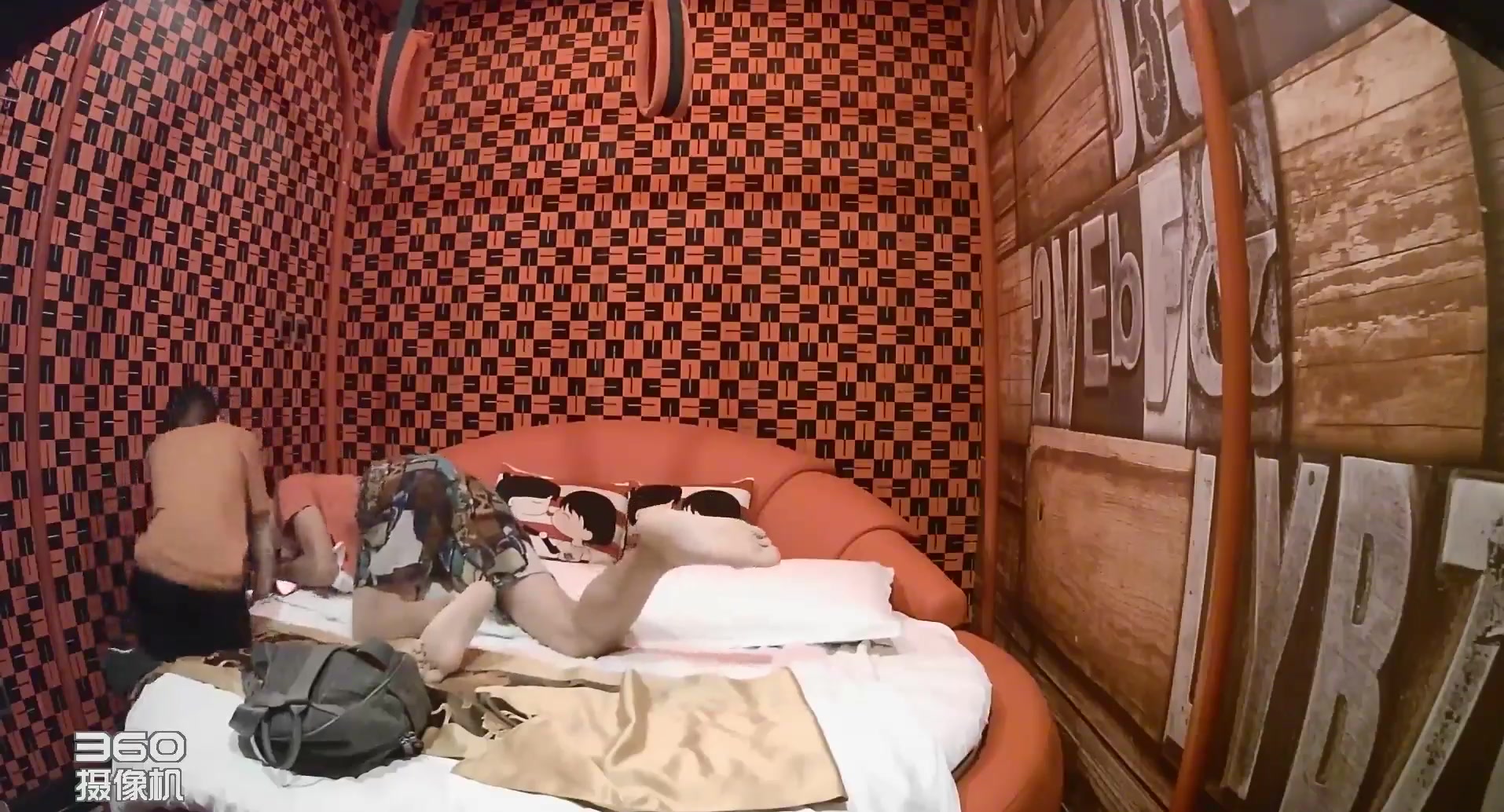 专业情趣炮房年轻小情侣开房爱爱找快活属实激情用打炮椅干亮点是妹子发现有摄像头还问安装它干嘛啊