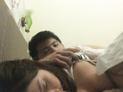 『小姨子你继续睡 姐夫抽屌干一炮』醉操聚会宿醉的小姨子 无套趴着操射美臀擦干净免得被发现 高清1080P版