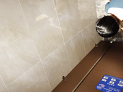 KTV隔着挡板偷窥艳红色高跟白领美少妇,发骚的粉红阴唇和逼洞肯定没少干