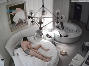 漂亮长发美少妇和情人领导高级酒店私会,刚洗完澡美女突然头疼要休息,男的忍不住挑逗后美女主动女上位啪啪!