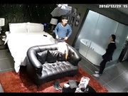 黑皮沙发房拍到一对情侣开房打炮 轮流先去洗澡 洗完澡后就没羞没臊的干起来