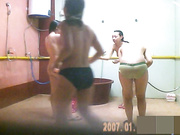 盗摄某公司女浴室女雇员洗浴视讯（一）