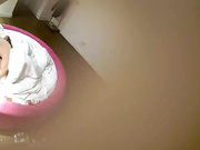 酒店偷拍一看就是男女出来偷情,进来就被扒光开操,2人激情特别高前后被男的射了3次,美女年轻胸大漂亮,男的真矬!