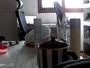 家庭攝像頭破解強開TP高顏值性感身材美乳妹子剛洗完澡出浴擦潤膚液