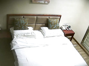 老公老婆不在家里干 去宾馆开房打炮  妻子一脸享受 可能宾馆干毕竟刺激