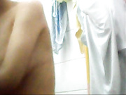 针孔拍摄近距离观看合租美女洗澡