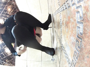 同学聚会上趁机偷怕黑丝袜黑高跟细长腿妹的极品女同学上厕所