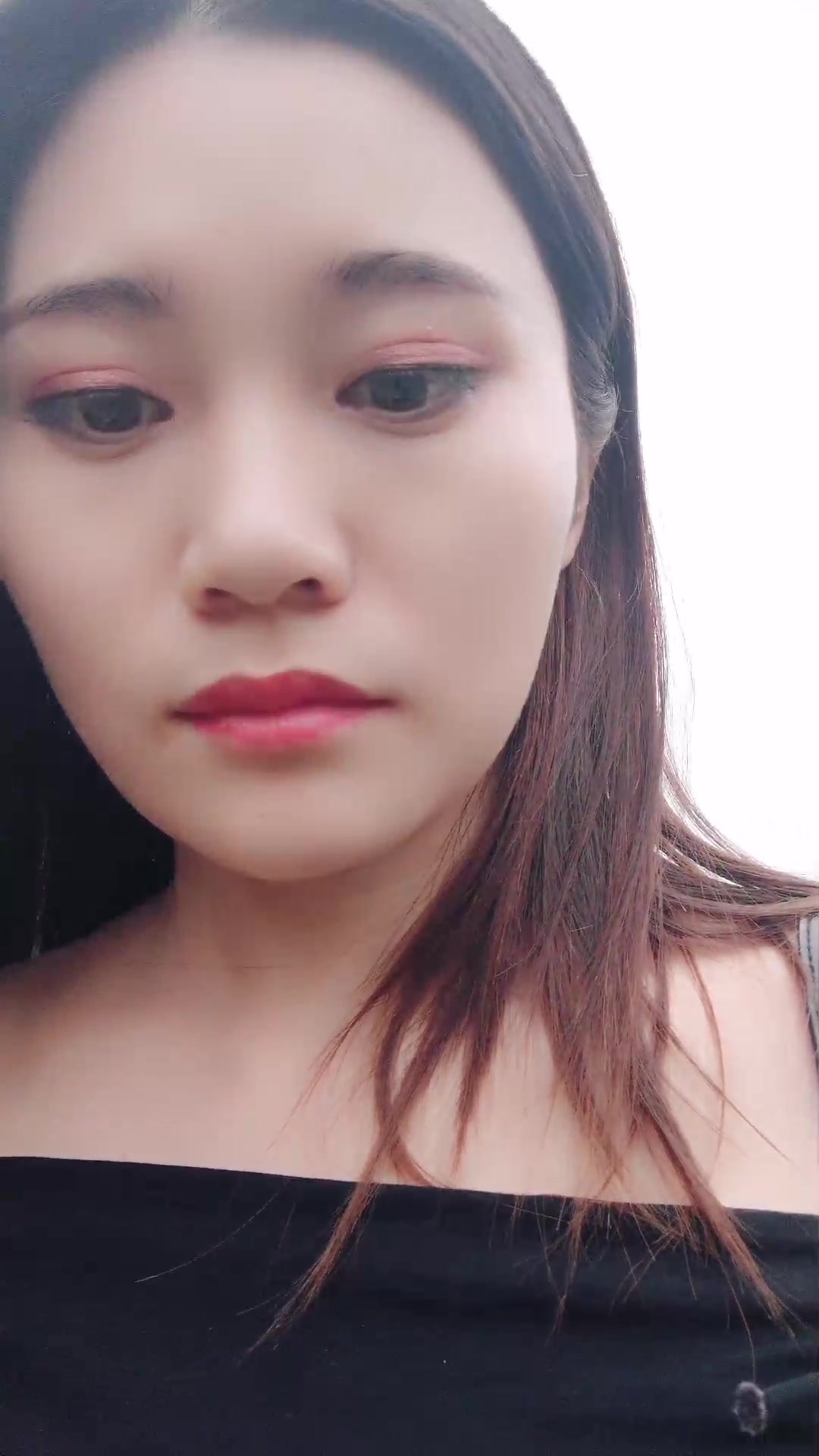 网红刘婷剧情演绎勾引无事溜达的大叔路边草地上野战还没射被骑马路过的人破坏了