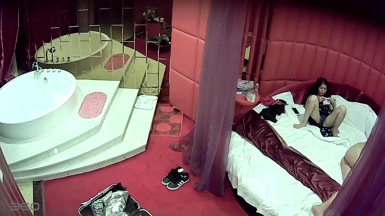 七夕情人节偷拍！样子很挫的肥哥也操到一个长发小女友 扛起双腿爆操好像无套内射妹子说老公你好厉害啊