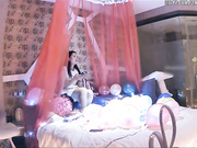 求婚现场搞新娘！计划好久的求婚仪式，感觉环境太浪漫竟然在婚床上操起逼来,还连干2次!