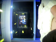 精品酒店电视房偷拍说方言的男女开房啪啪前手机自拍一下这房间的屋顶貌似能看夜空