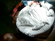 特色酒店偷拍看上去很嫩漂亮的性感美女被猥琐男友带到酒店进房就扒掉她裤子开操,接连干了2次,次次内射!