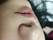 样貌清纯的大眼女生和男友自拍 好嫩的馒头小穴被扣出好多水白浆