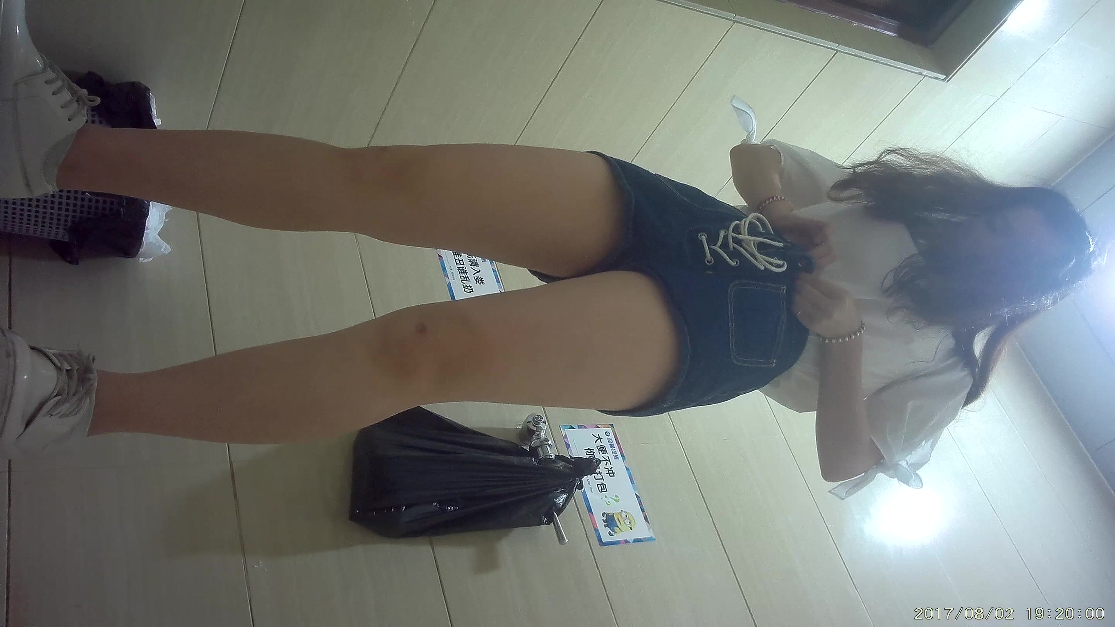 最新商场全景第20 身材超正皮肤嫩白妖艳女 微毛馒头逼都快被鸡巴磨亮了