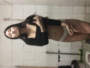 身材不错奶子非常漂亮的艺校兼职妹卫生间洗澡全身穿着黑丝被草援交视频自拍