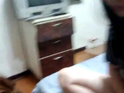 租房打工的四眼职男网聊了一位性经验不多的年轻可爱技校小嫩妹约到家中啪啪啪妹子叫声很嗲