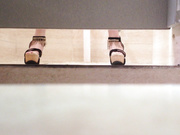 潜入某高校女厕偷拍3个高颜值的妹子嘘嘘1080P高清无水印