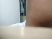 《专搞学生兼职妹》锅盖头探探哥酒店约炮医科大护理系短发气质兼职妹服务不行就会躺着挨屌