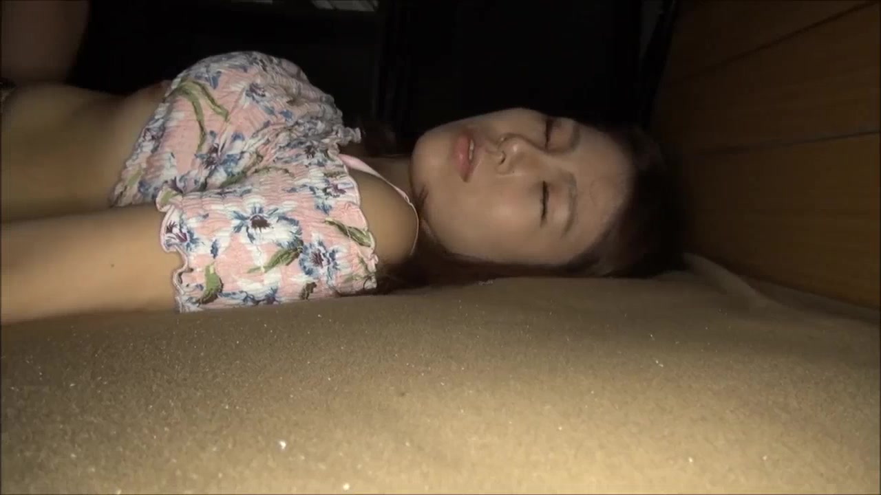 【MJ】迷晕良家小少妇，把美女的逼毛刮的好干净，手插进去很多水，无套内射欣赏精液流出