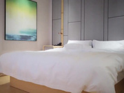 【酒店探花】小伙酒店高价约美女上门服务，颜值高看着挺清纯，换上黑丝口交后入啪啪也是淫荡的不行