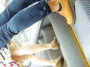 万达商场跟拍两个印花连衣裙气质美少妇,一红一黑丁字内再配上白丝袜，简直让人直喷鼻血