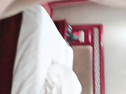 某收费网站流出-艺术院校文艺范气质美女宾馆和男友开房没满足男友吃鸡巴要求被扒光衣服玩弄嫩穴,扛着腿狠狠干!