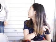 清纯漂亮高颜值混血亚裔美女与ROCK大屌男友阳台上啪啪啪白带还挺多的