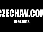 太开放了双胞胎姐妹餐厅吃饭搭讪对面桌白发老大爷来到没有顾客的房间啪啪姐妹俩换着搞后被客人和服务员发现被赶走