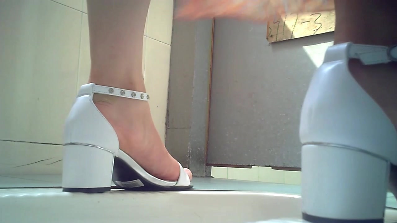 偷拍连续4个大白屁股女教师撒尿，这屁股一个比一个骚气