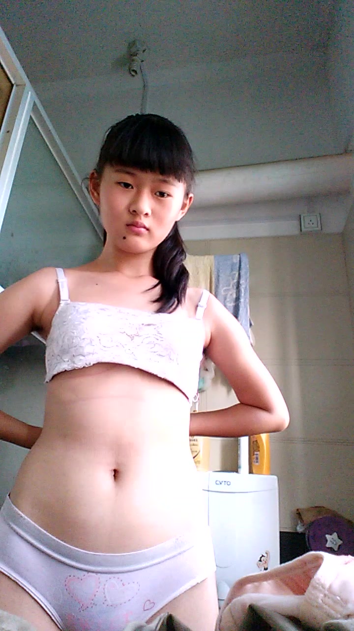 高清露脸可爱妹纸长着一个大美人痣 才艺展示先唱一首歌曲 然后脱光衣服展示身体 乳房圆圆的阴毛性感