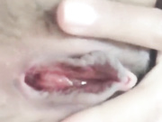 颜值还不错肤色很漂亮的美女主播来月经还和狼友神交舔鸡巴