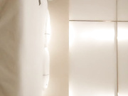 酒店网约年轻漂亮的大奶美女上门服务,妹子开始还有点害羞,扒光衣服没插一会淫水直流淫叫：哥哥喜欢小骚逼吗，好痒啊