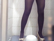 思密达美女丝袜蹲厕前面固定偷拍地太滑有个气质高跟妹子不小心摔了一跤