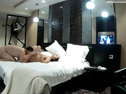 时尚性感的美女销售为了业绩上班时间约客户酒店见面啪啪,胸大毛旺被各种猛操,看样子是把客户伺候舒服了!