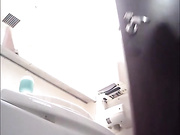 外站流出高级西餐厅坐厕偷拍漂亮时尚妹子抠鼻屎的不雅动作让我想到了如花