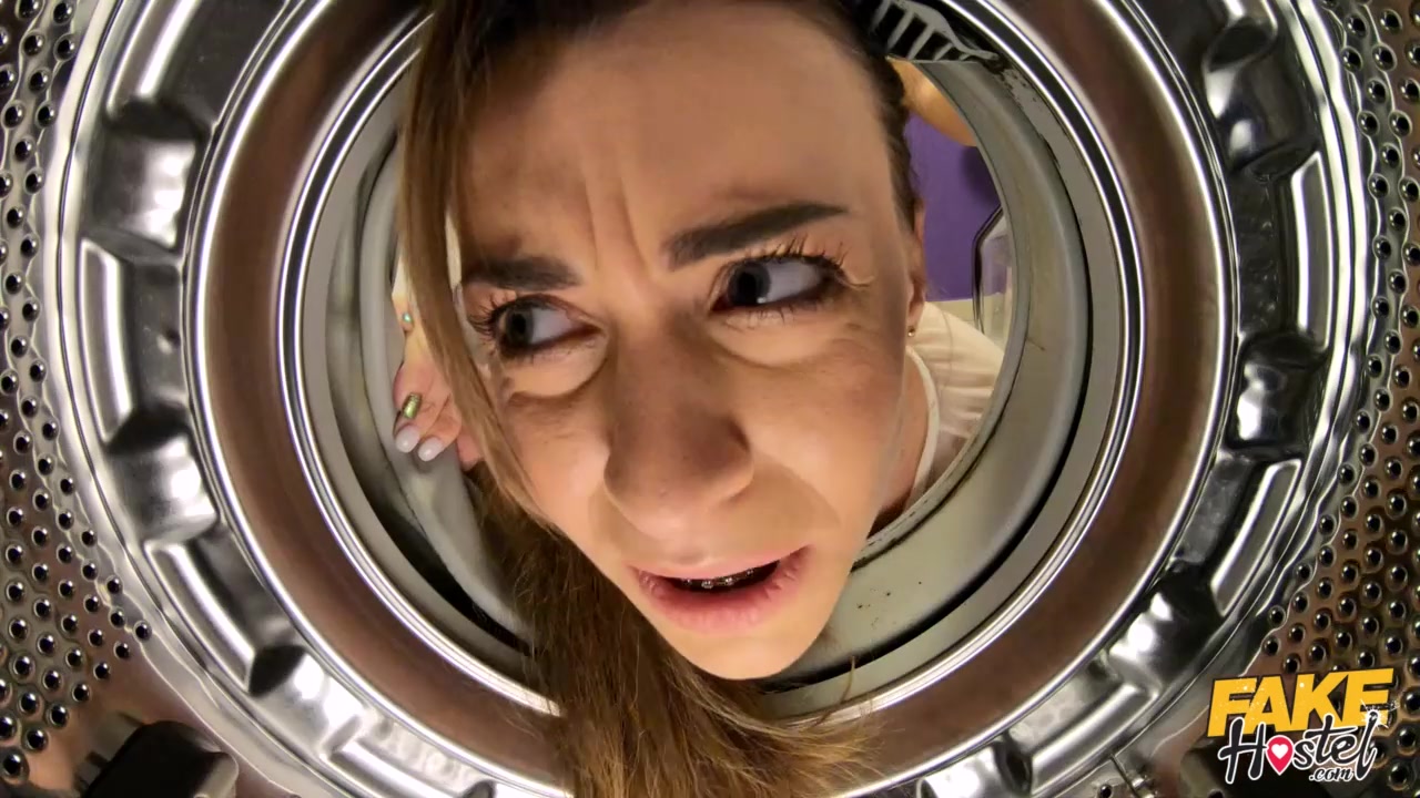 搞笑剧情作品无敌巨乳翘臀美女故意勾引同舍色男洗衣时被困在洗衣机里求救结果被扒掉裤子爆操