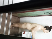 偷拍楼下邻居少妇洗澡奶头真大