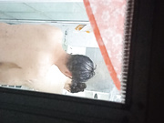 偷拍楼下夫妻一起洗澡