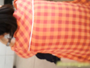 沟厕偷拍学妹粉嫩的鲍鱼被发现了 这个表情太有趣 还是赶紧溜