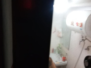 偷拍楼上少妇洗澡最后被发现了