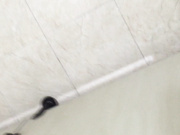 國內廁拍大神潛入某大廈禮儀培訓機構公共女廁偷拍美女少婦如廁噓噓 貌似連打電話內容都聽得清清楚楚 1080P原版高清