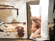 勾搭了很久终于把老婆气质漂亮的美乳表姐约到酒店,进屋就迫不及待干她,女上位操逼时还不好意思看男的,国语!