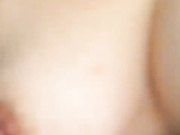 风骚性感的大奶表嫂在家寂寞难耐趁我送东西时勾引我,坐我身上女上位不停的扭动,一对巨乳真嫩,没一会就把我搞射了！