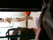 最近新租的的房子有惊喜晚上能偷窥到房东的大学生女儿洗澡看着她黑黑的逼毛好有欲望