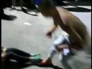 这个真是太屌了 像是精神有问题的光头男JJ高高勃起被围观群众的起哄怂恿下直接露天打炮